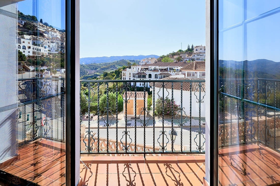 un balcón con vistas a un pueblo en las montañas