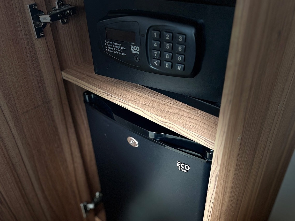 un armario de madera con una puerta abierta y un mini refrigerador eco