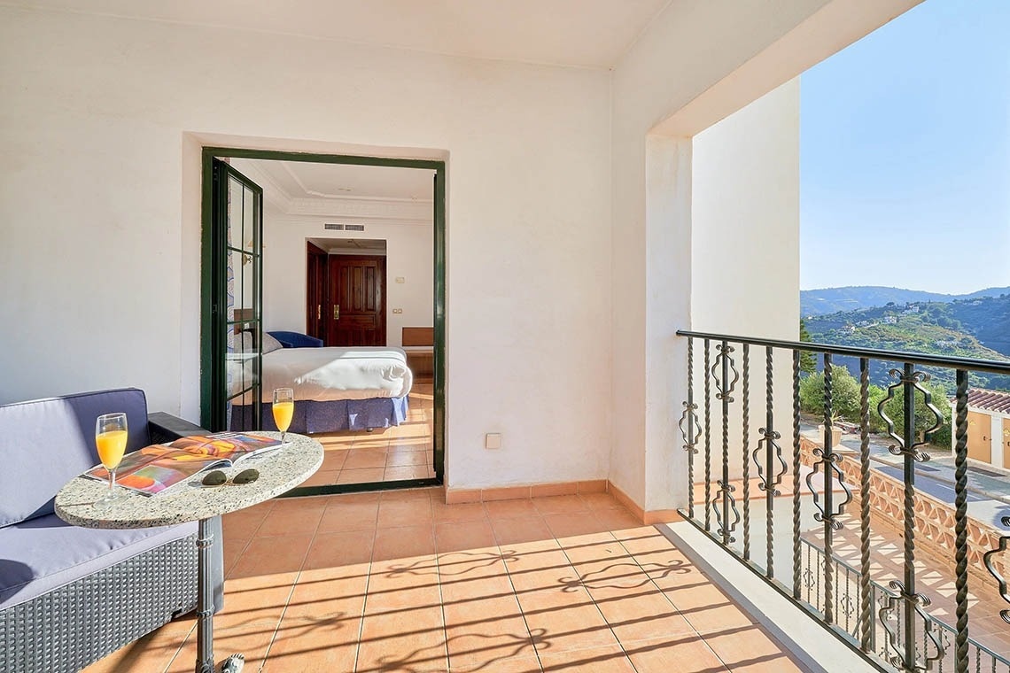 un balcón con una mesa y una copa de champán