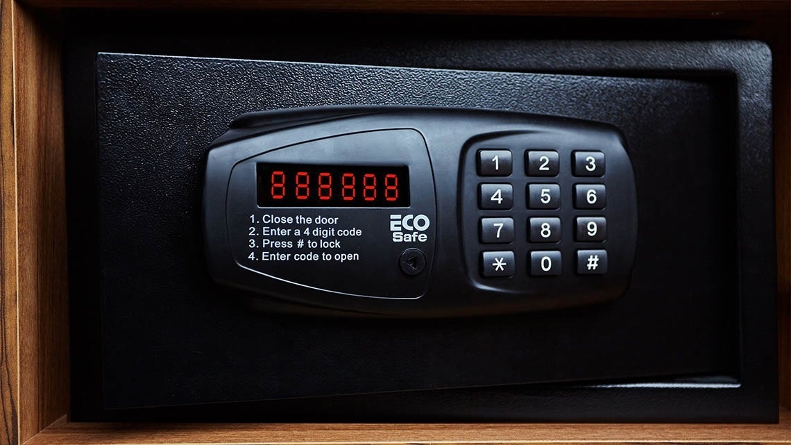 una caja fuerte con un teclado que dice eco safe
