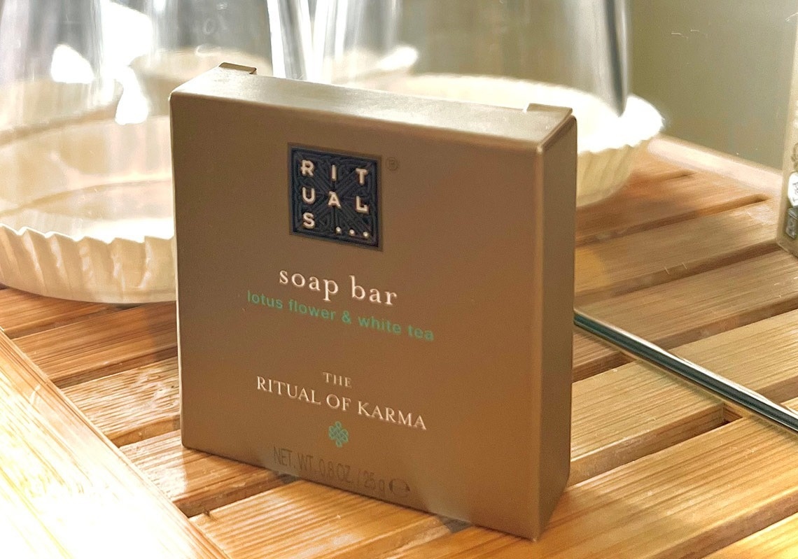 una barra de jabón ritual de karma está sobre una bandeja de madera