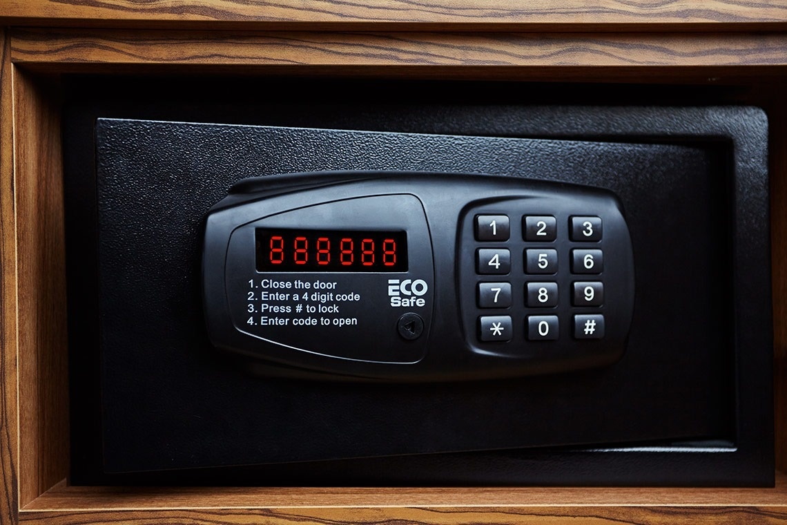 una caja fuerte con una pantalla que dice eco safe