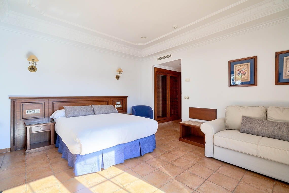 una habitación de hotel con una cama y un sofá