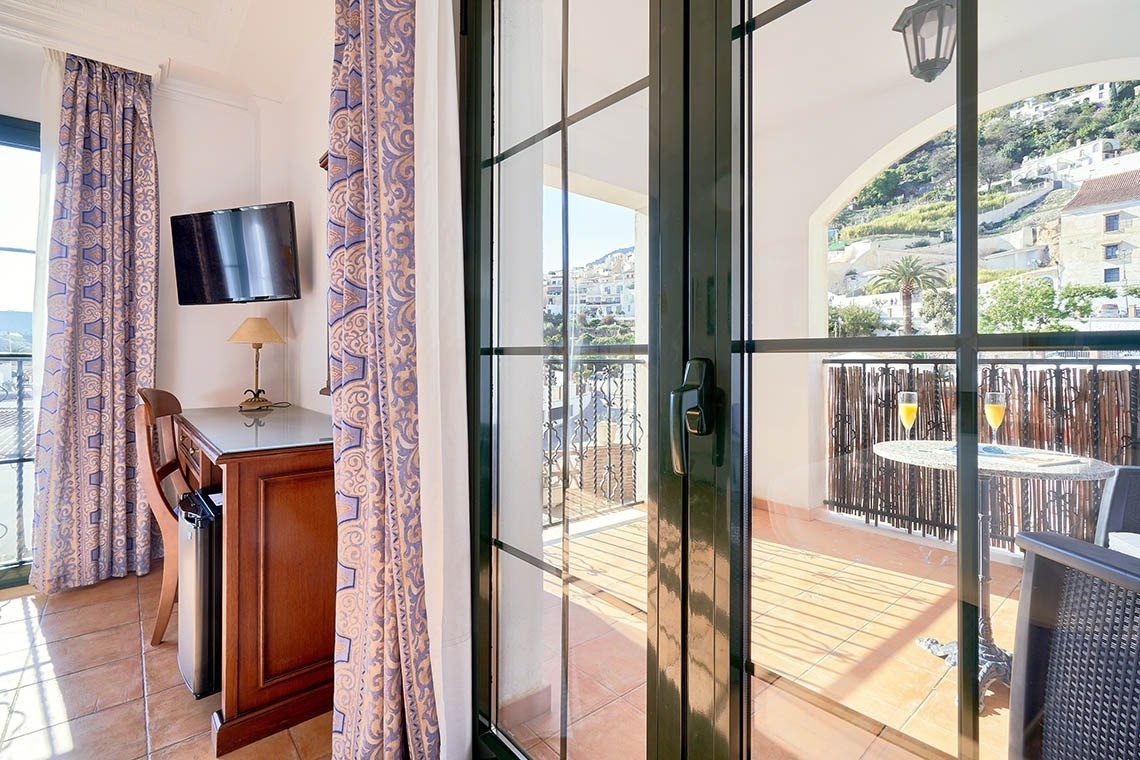 una habitación con una mesa y una televisión encima