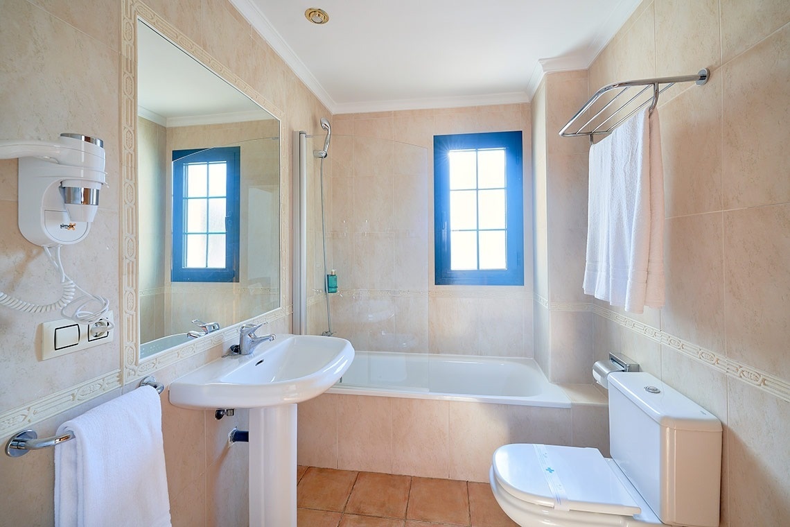 un baño con lavabo , inodoro y bañera