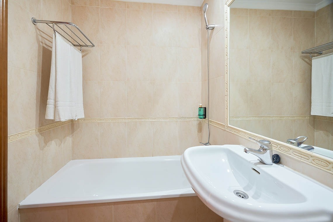 un baño con un lavabo y una bañera