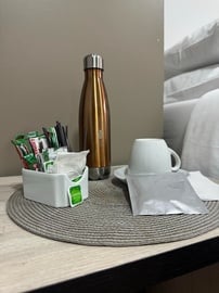 una mesa con una taza de café y una botella de agua