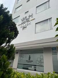 un edificio blanco con un letrero que dice wlh hotel silver