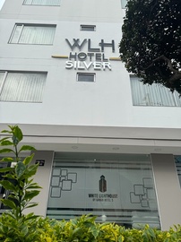 un edificio blanco con el nombre de wlh hotel silver