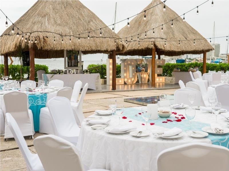 mesas y sillas están dispuestas para una boda en la playa