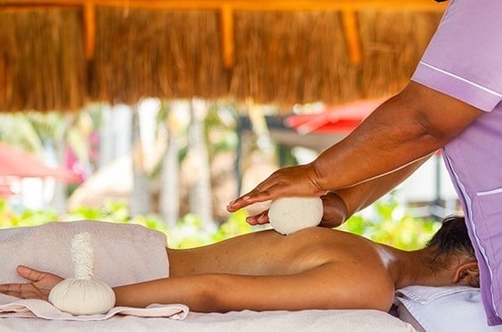 una mujer recibe un masaje en la espalda en un spa