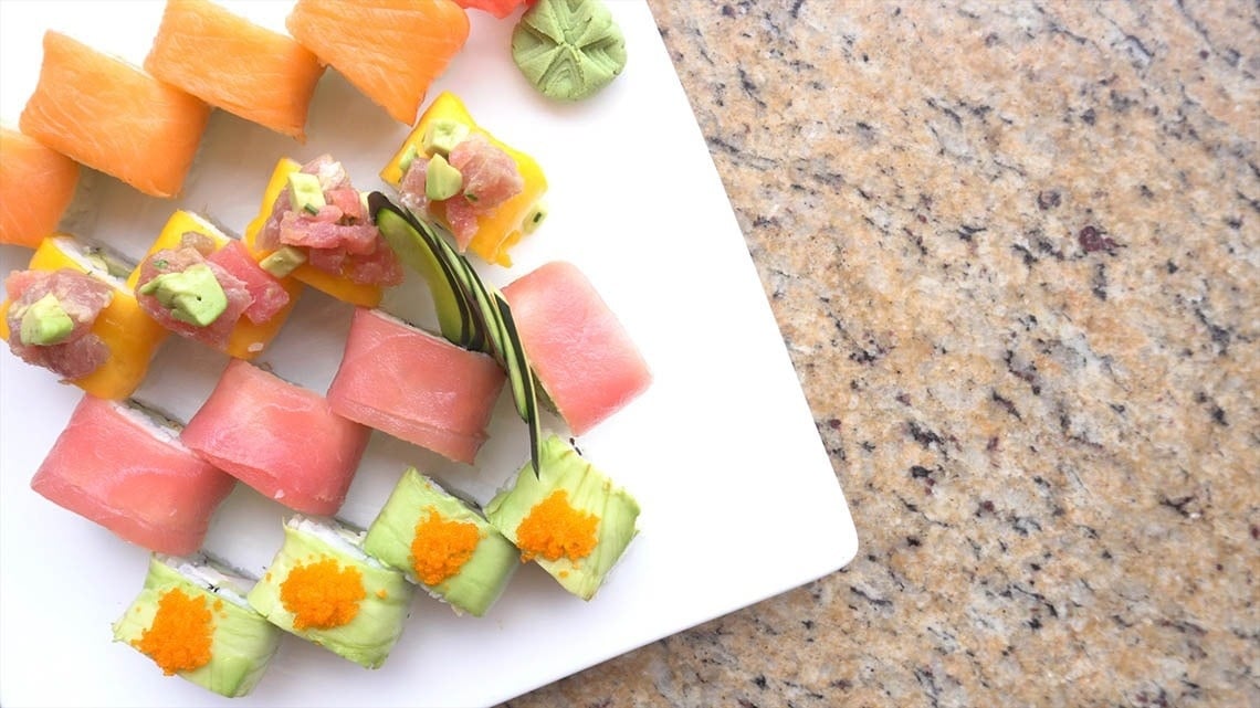 un plato blanco lleno de diferentes tipos de sushi