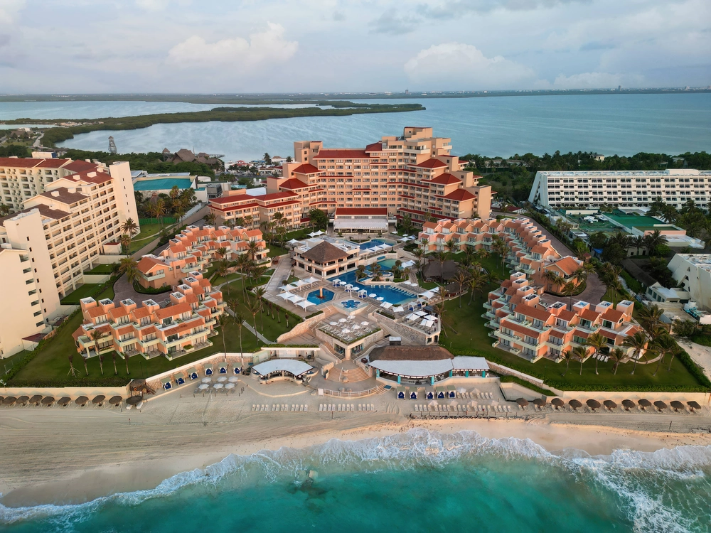 Hotel frente al mar con piscinas y playa privada, ideal para tu Wyndham Grand Cancún All Inclusive Resort & Villas