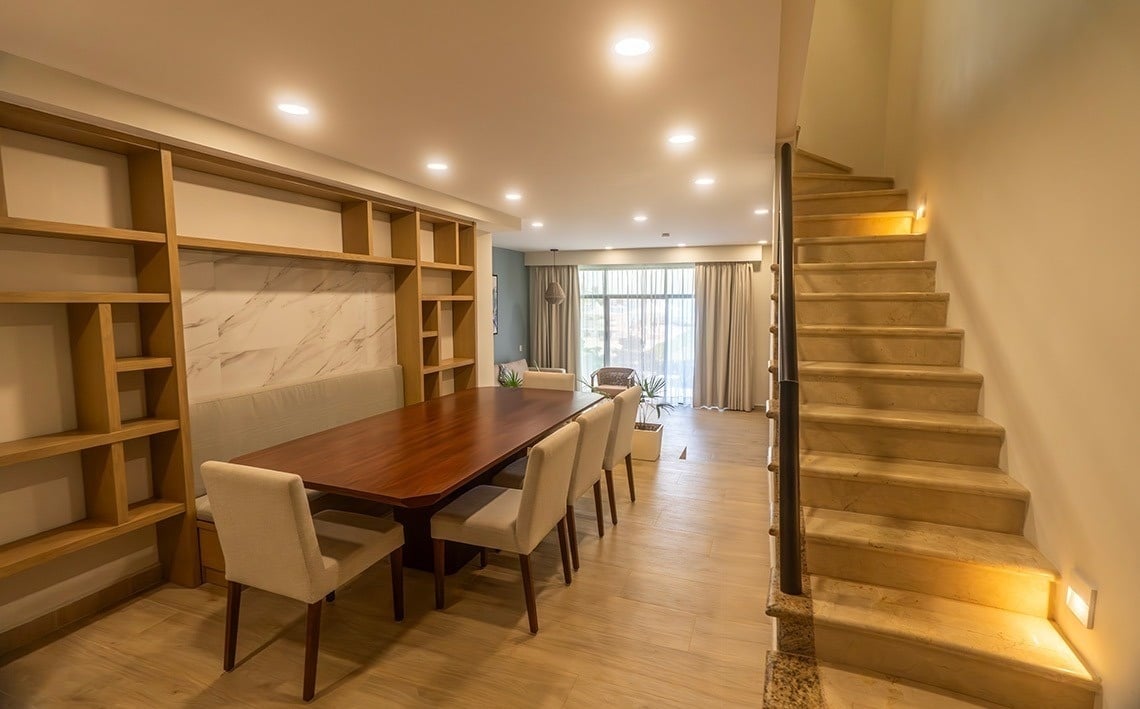 un comedor con una mesa de madera y sillas