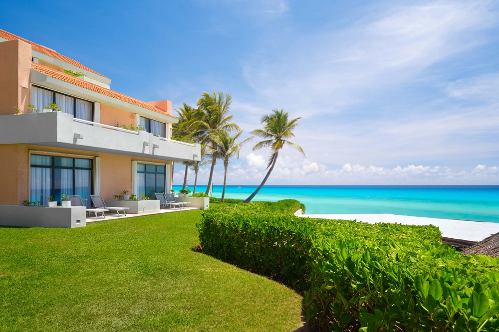 Bahía turquesa y palmeras en Wyndham Grand Cancun.