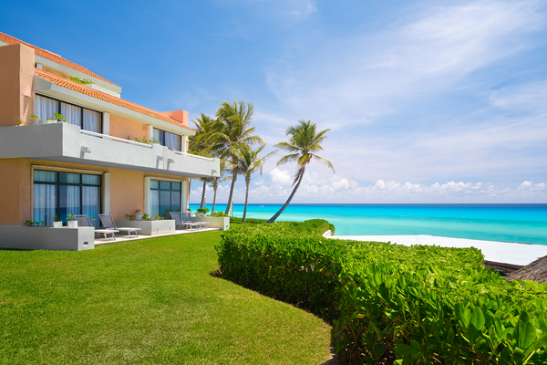 una casa de playa con vistas al océano