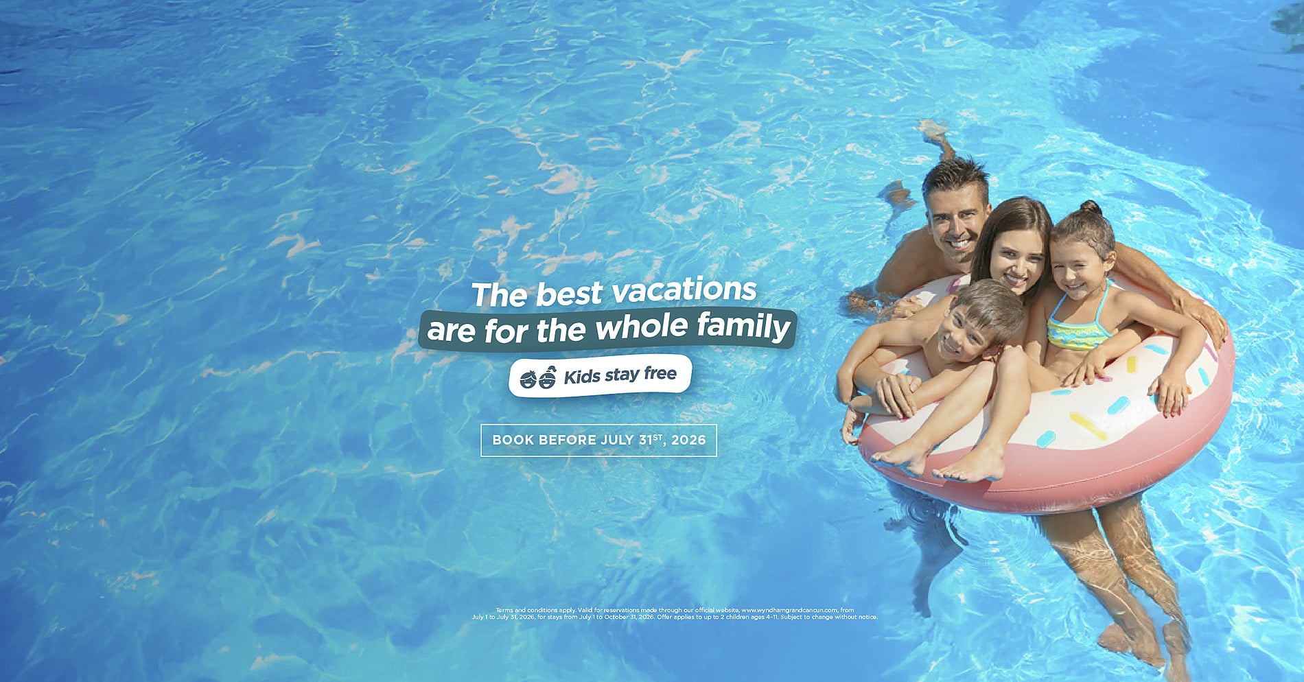 Familia disfrutando de unas vacaciones con 'Grupo Cancun: Wyndham Grand' en una piscina con un flotador.