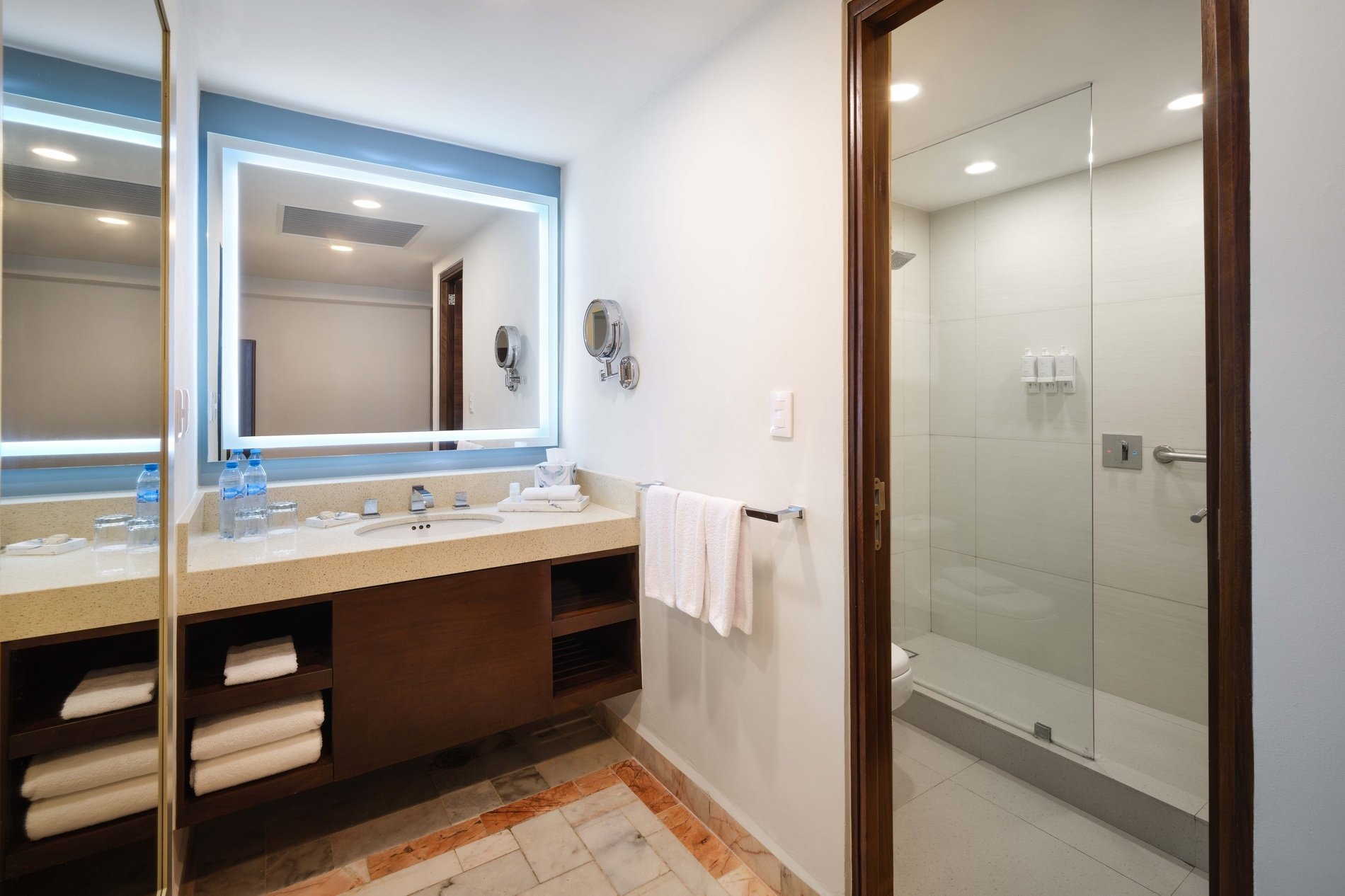 un baño de hotel con un lavabo y un espejo