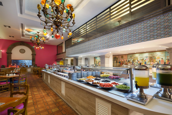 un buffet en un restaurante con muchas frutas y verduras