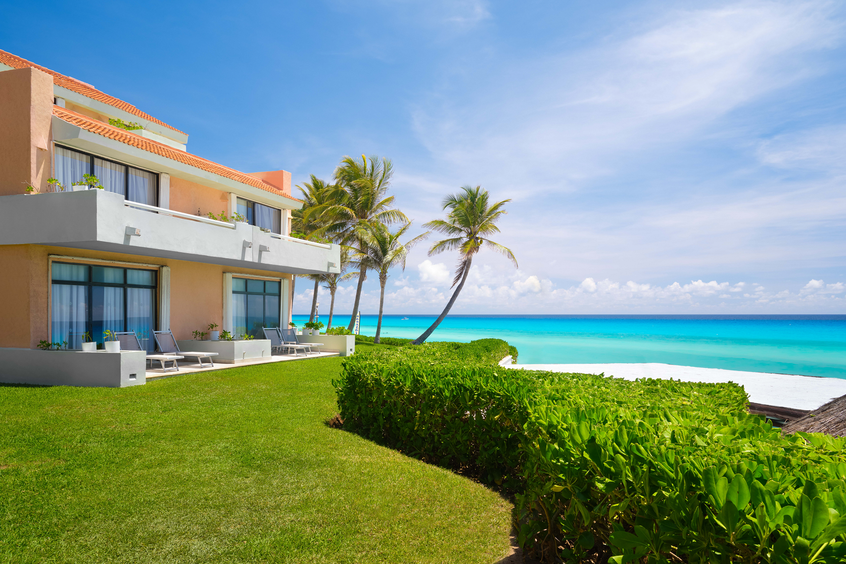 una casa en la playa con vistas al océano