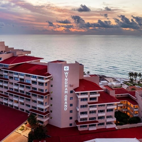 una vista aérea del hotel windham grand al atardecer