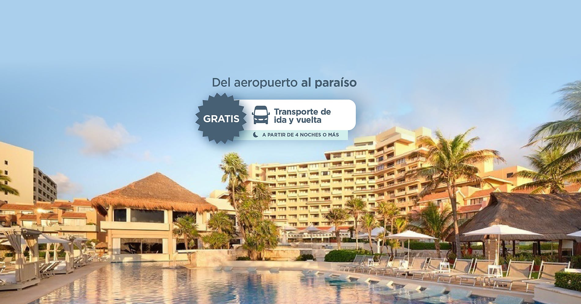 Vista de piscina y hotel con transporte gratuito 'Grupo Cancun: Wyndham Grand' de ida y vuelta.