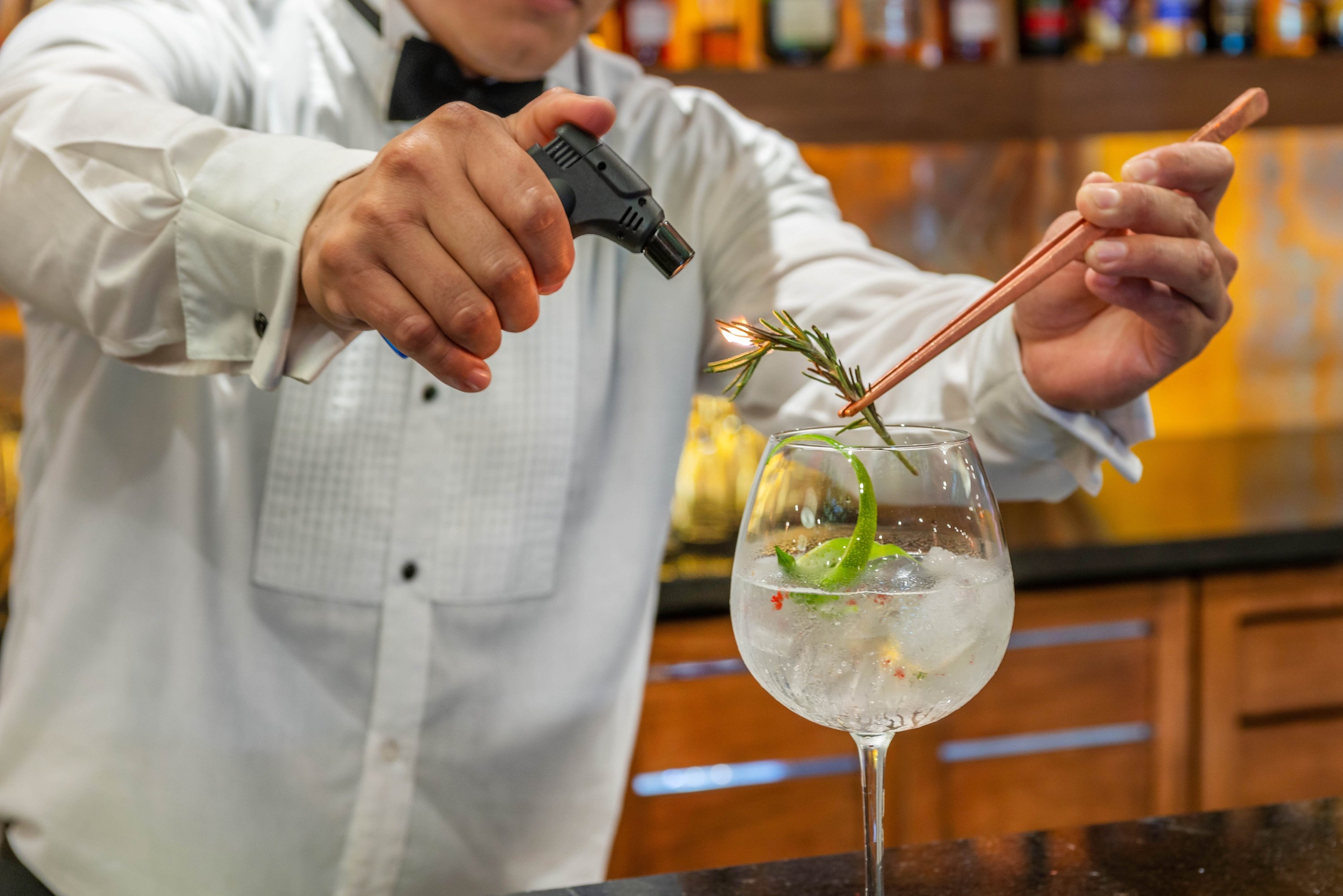 un restaurante con mesas y sillas y un techo de paja