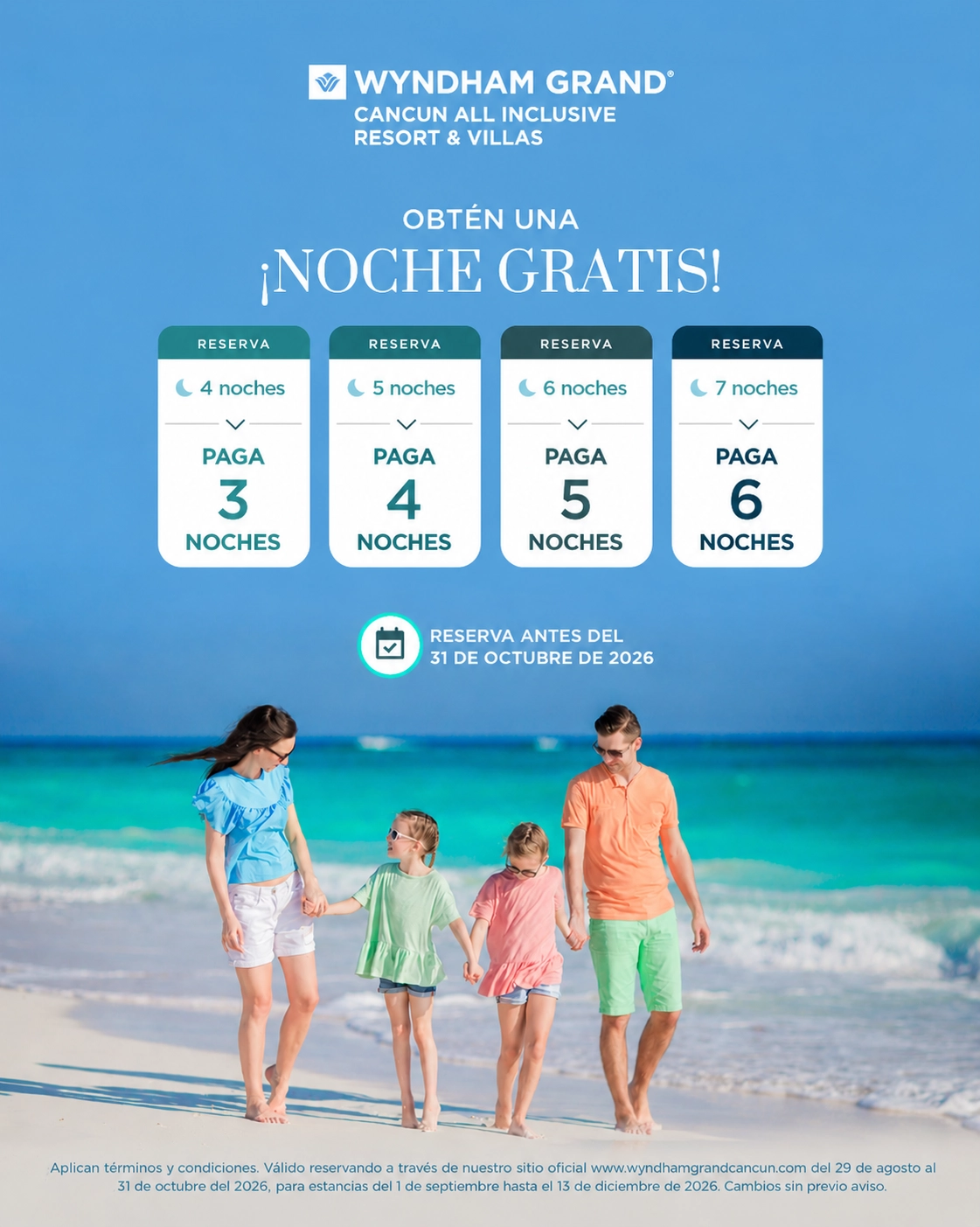 Wyndham Grand Cancun: Obtén una noche gratis Wyndham Grand Cancún All Inclusive Resort & Villas con tu reserva. Foto familiar en la playa.