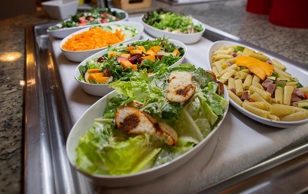 una bandeja de ensaladas y pastas en un restaurante