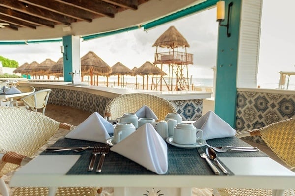 una mesa y sillas en un restaurante con vistas al océano