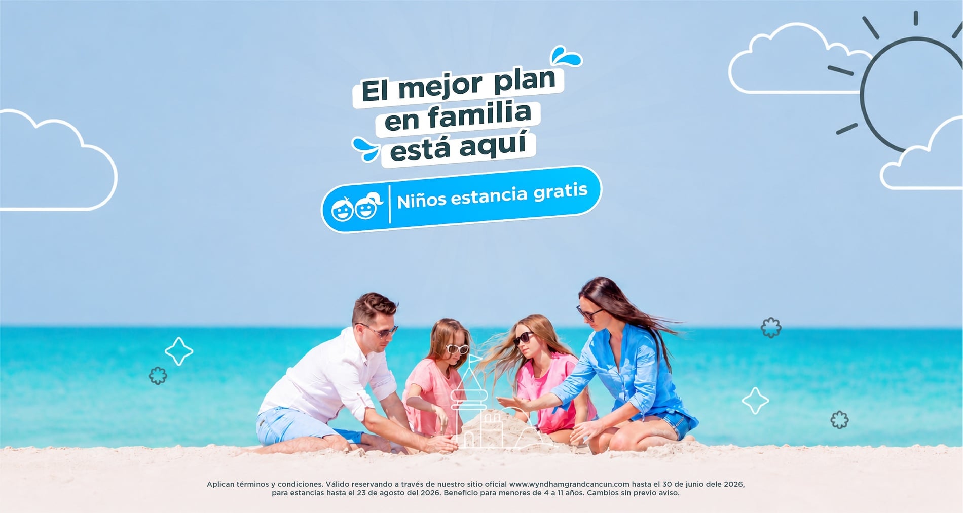 Oferta de Menores Gratis, familia disfrutando de la playa durante el sol de Verano