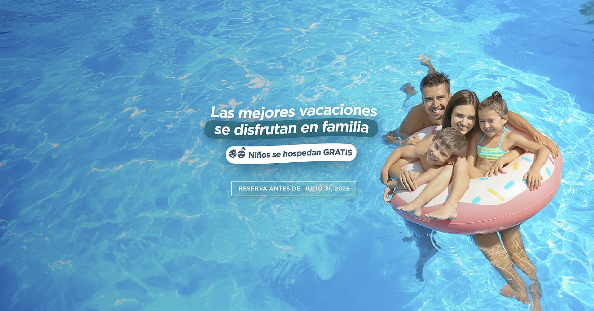 Oferta de Menores Gratis, familia disfrutando de la playa durante el sol de Verano