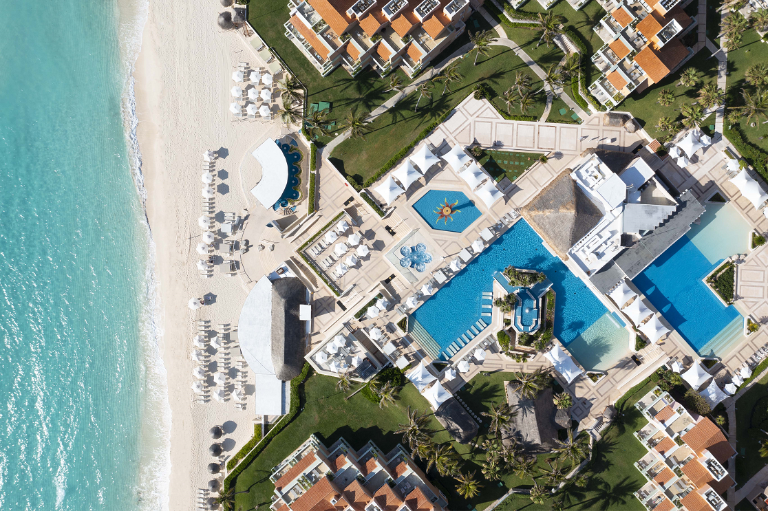 una vista aérea de un complejo turístico con piscinas