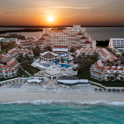 una vista aérea de un gran hotel con una gran piscina