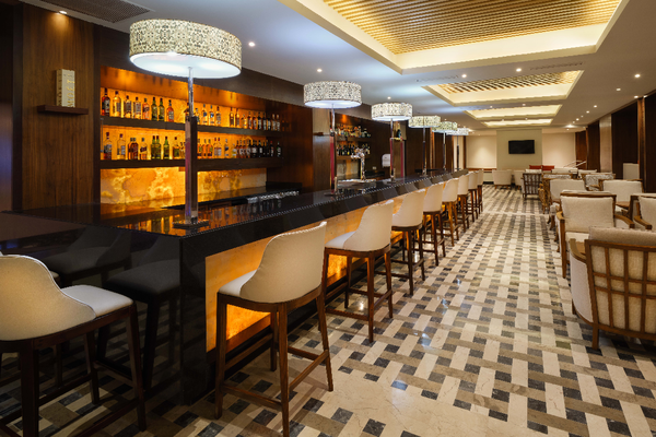 un bar lleno de botellas y sillas en un restaurante