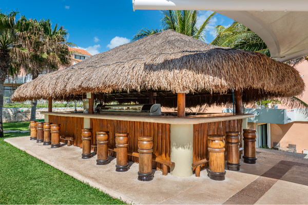 un gran bar de madera con techo de paja