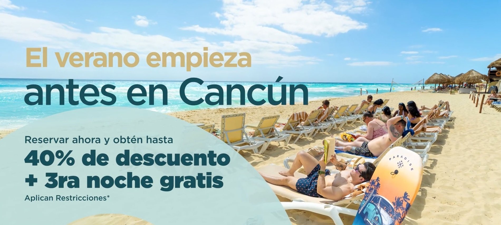un niño y una niña juegan en un tobogán en una piscina