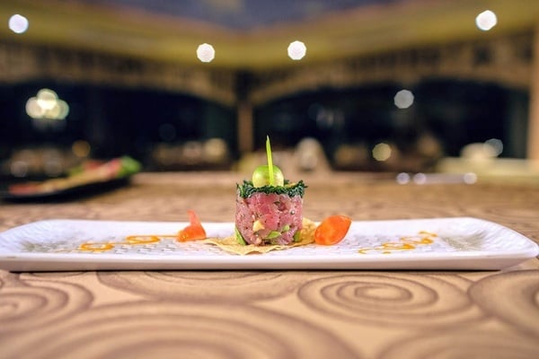 un primer plano de un plato de comida en una mesa