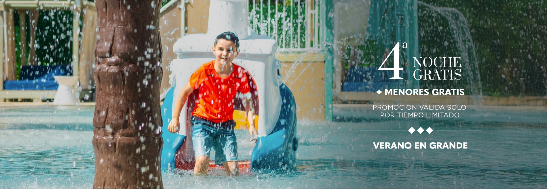 un niño juega en un tobogán en una piscina