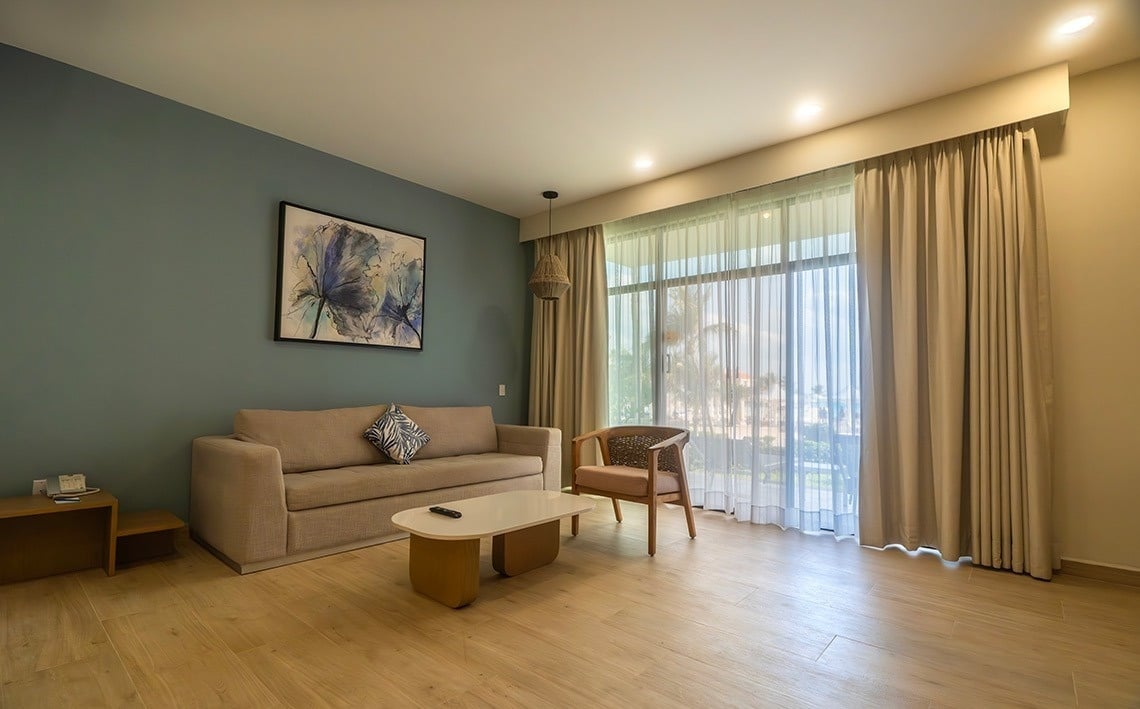 una sala de estar con un sofá y una mesa