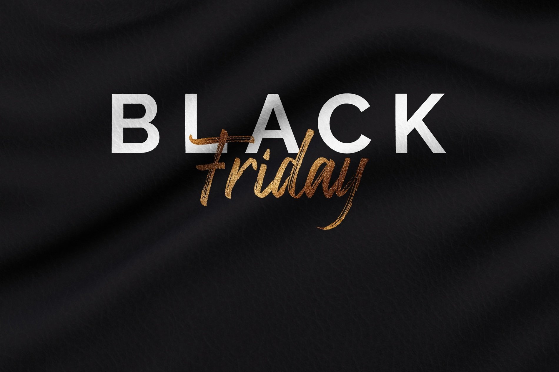 una mujer con un vestido blanco y un sombrero de paja mira el océano