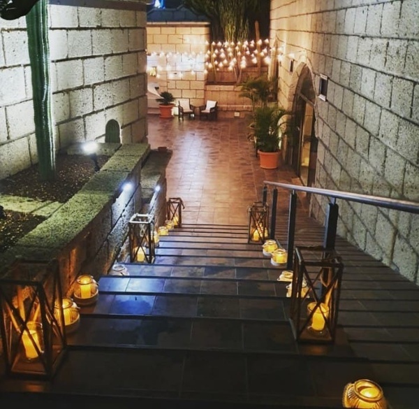 las escaleras están decoradas con velas y guirnaldas de luces