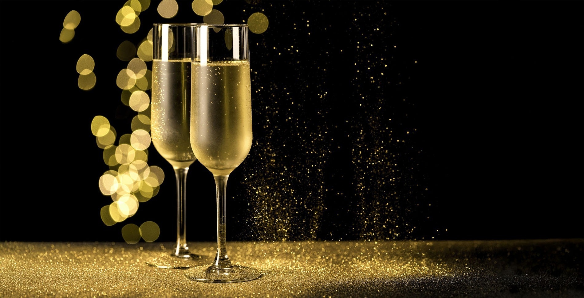 due bicchieri di champagne su un tavolo d' oro