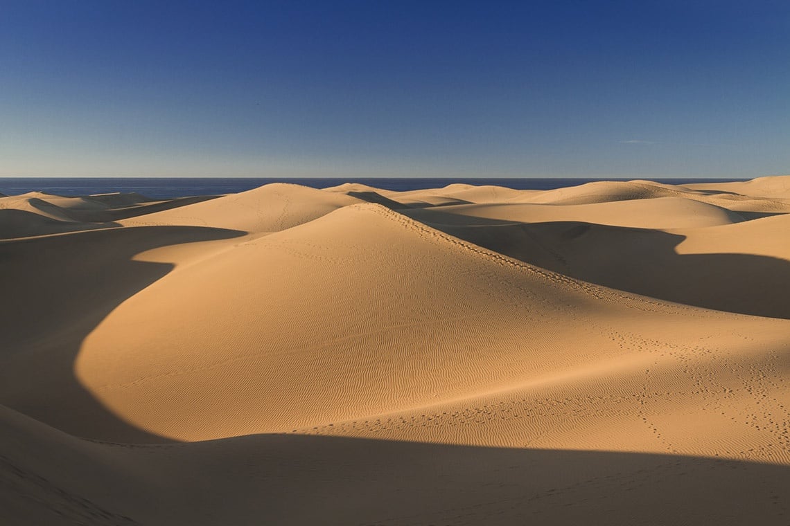 Dunes dorées et océan vues depuis XQ Apartamentos Vistamar.