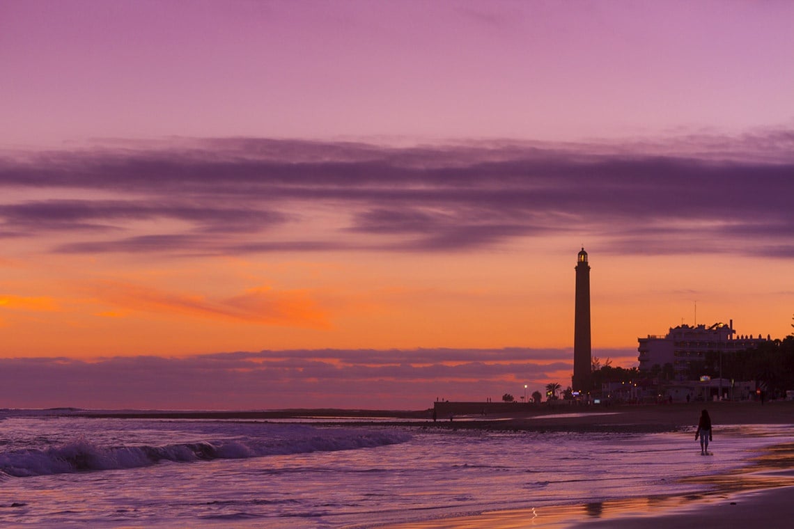 Coucher de soleil spectaculaire sur la plage à XQ Apartamentos Vistamar.