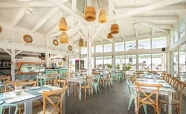 une grande salle à manger avec beaucoup de tables et de chaises