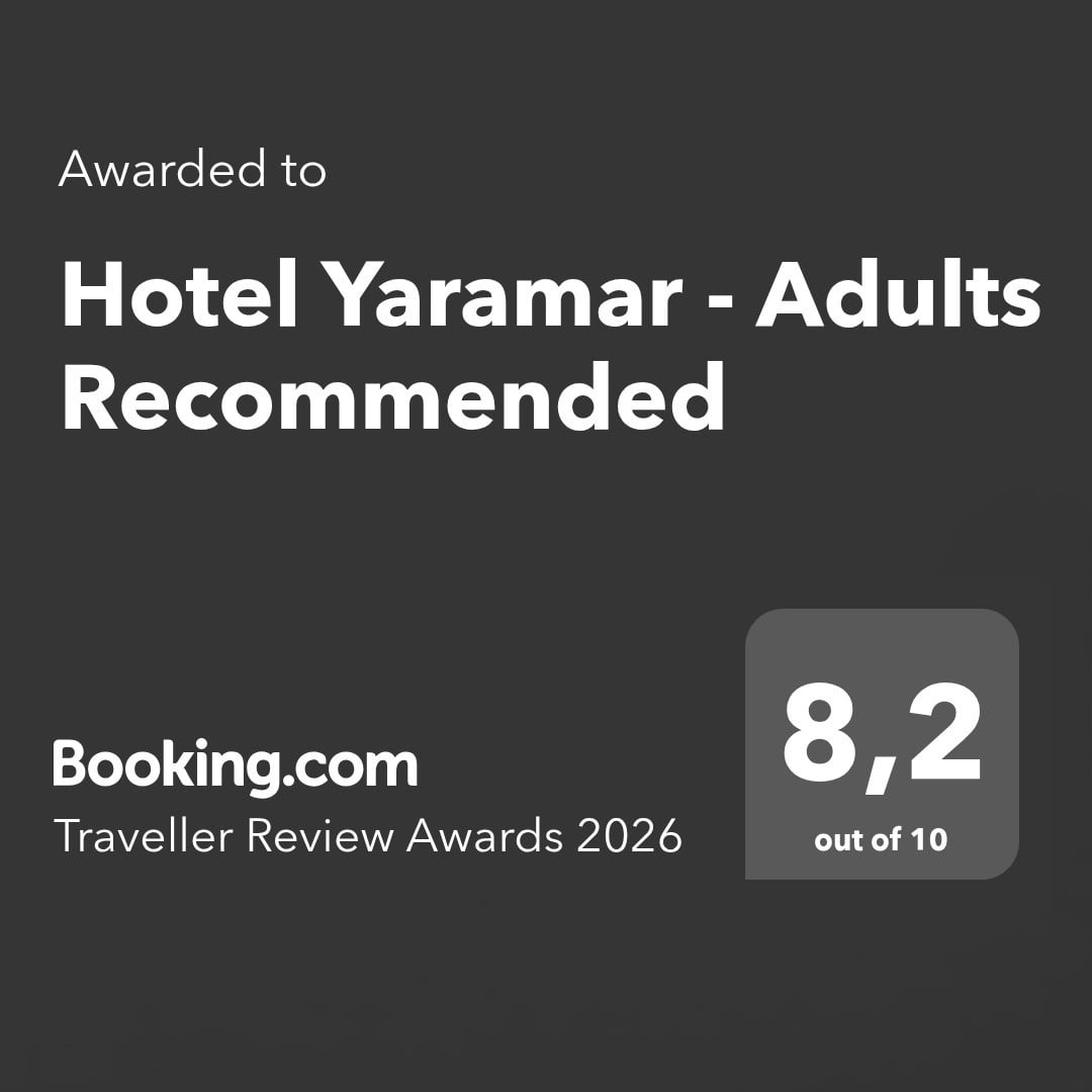 La imagen muestra un reconocimiento de Booking.com para el Hotel Yaramar, calificado con 8,2 sobre 10 y recomendado para adultos, de los Traveller Review Awards 2026.