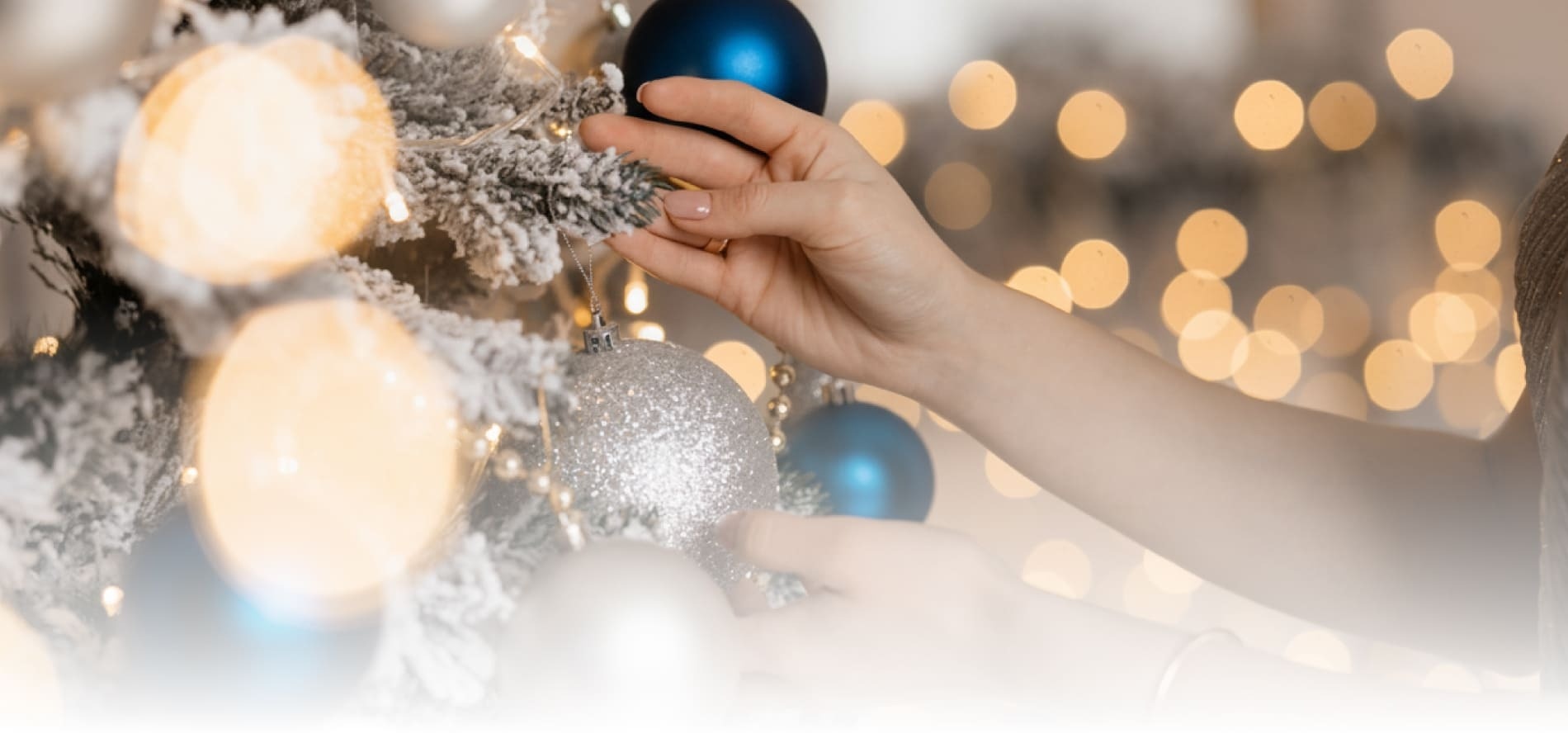 un fondo de madera con estrellas y ramas de abeto