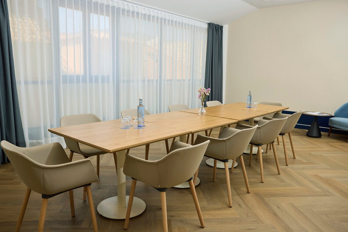 Nautical Room Elegant meeting room with a long wooden table and comfortable chairs, ideal for Yaramar.