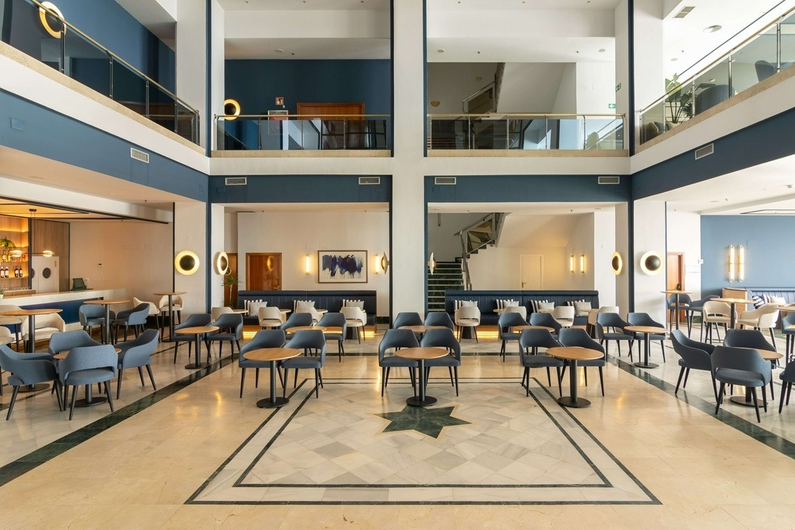 une grande salle avec beaucoup de tables et de chaises